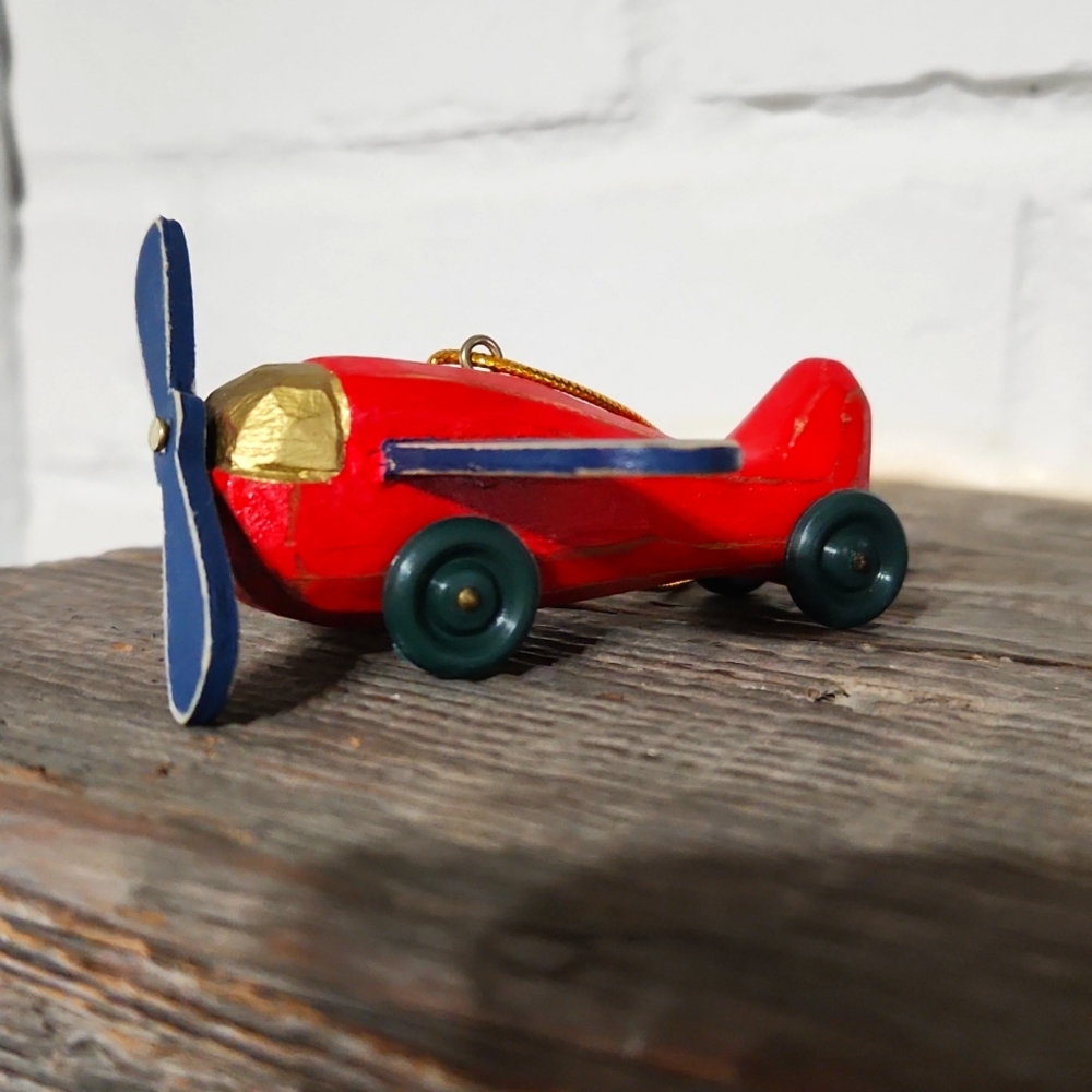 Cute wooden airplane ornament in great condition!
